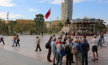 Për gjashtë muaj turistët në Shqipëri shpenzuan 2,1 miliardë euro, qytetarët shqiptarë jashtë vendit 1,3 miliardë euro