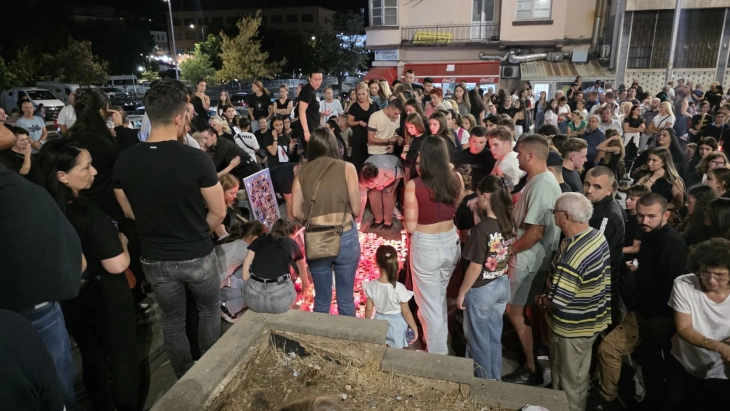 Граѓаните на Штип им оддадоа почит на загинатите во кочанската дискотека „Пулс“