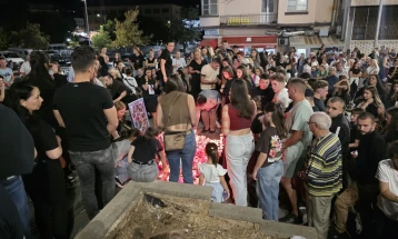 Граѓаните на Штип им оддадоа почит на загинатите во кочанската дискотека „Пулс“