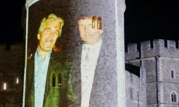 Aktivistë projektuan fotografi të Trampit me Xhefri Epshtajn në kështjellën Vindzor