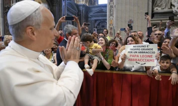 Папата ги осудува „неприфатливите“ услови со кои се соочуваат Палестинците во Газа