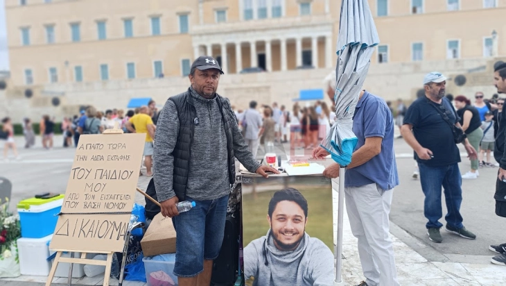 Татко на загинат во железничката несреќа во Грција штрајкува со глад пред грчкиот парламент, за МИА вели ќе оди до крај