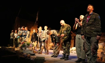 МНТ: Стоечки овации за македонските актери и „Ничија земја“ на фестивалот „Театар без граници“ во Ќустендил