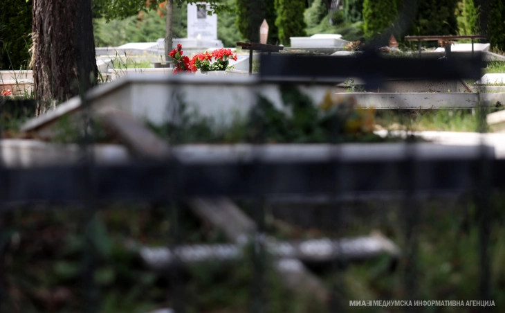 Сквернавење на гробот на Стале Попов и Бранка Поповска во Бутел, четворица се осомничени, а побаран е и притвор