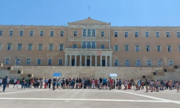 Маската во затворените простори, единствената Ковид мерка актуелна во Грција