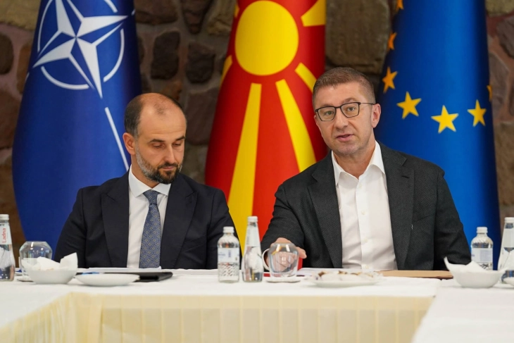 Мицкоски: Очекувам придвижување во делот на давањето гаранција дека уставните измени ќе бидат последното барање од Бугарија