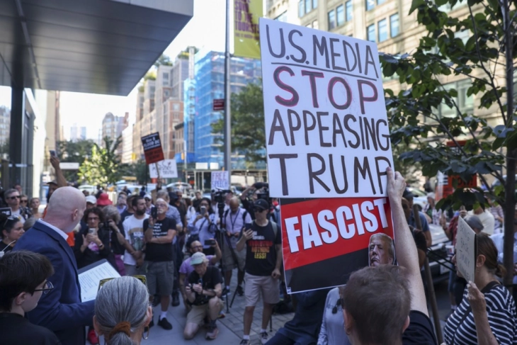 Филмски и ТВ сценаристи протестираа во Њујорк, поради суспензијата на Џими Кимел