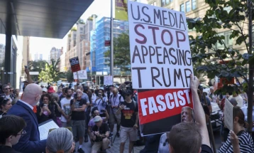 Филмски и ТВ сценаристи протестираа во Њујорк, поради суспензијата на Џими Кимел