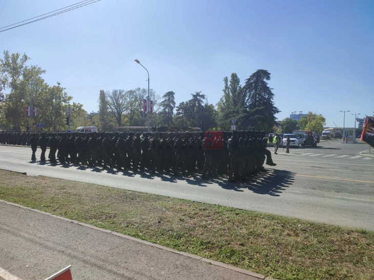 Во Белград се одржува воена парада