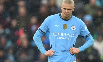 Барселона го разгледува Халанд како долгорочна замена за Левандовски