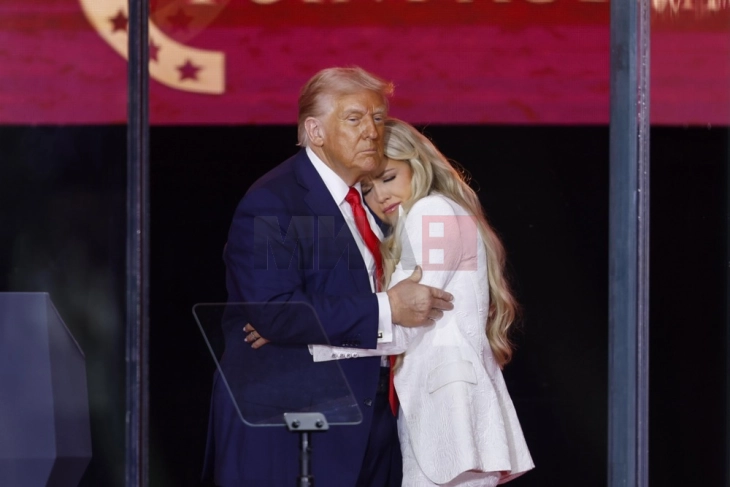 Одржана комеморација за Кирк: Трамп го нарече маченик за слободата