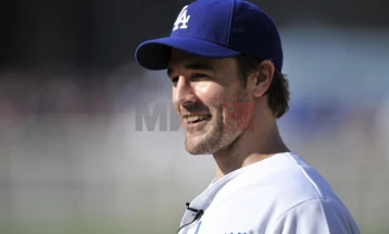 Поради стомачни вируси, Ван дер Бек ќе го пропушти повторниот собир на актерската екипа на „Досонс крик“