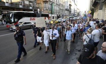 Десетици илјади демонстранти во Будимпешта поради јавни прашалници на владата на Орбан