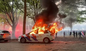 Холандските партии со осуда на насилните антимигрантски протести во Хаг 