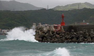 Супертајфунот „Рагаса“ им се заканува на Филипините