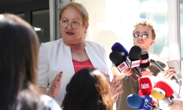 Јаневска: Учебниците што им недостигаат училиштата ќе може да ги најдат во ПДФ-формати на веб-страницата на Педагошката служба