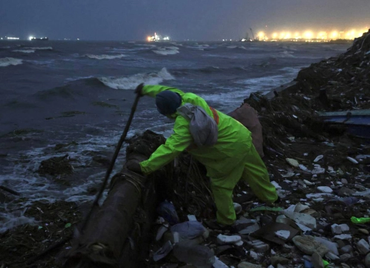 Хонг Конг ги затвора училиштата и фабриките поради супертајфунот Рагаса, откажани 700 летови