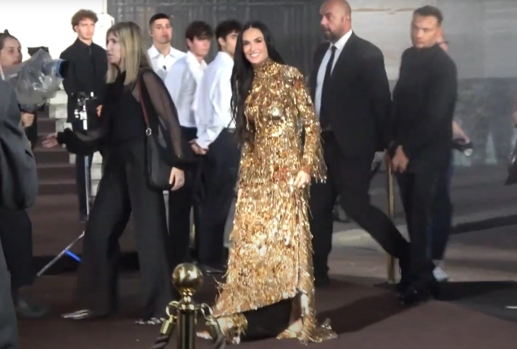 Деми Мур во светкава тоалета на Модната недела во Милано