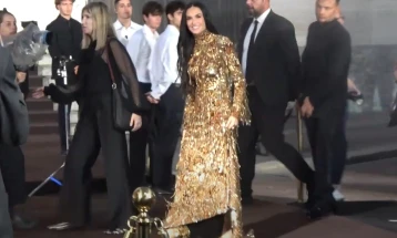 Деми Мур во светкава тоалета на Модната недела во Милано