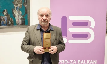 Наградата „Прозарт“ врачена на словенечкиот писател Евалд Флисар на затворањето на 13.„ПРО-ЗА Балкан“