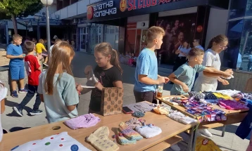 Ученици од Кавадарци продаваа сопствени изработки од отпаден текстил, парите за садници и пошумување 