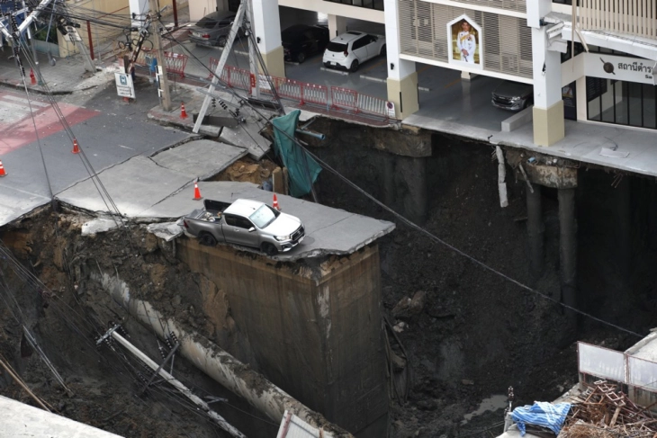 Огромна дупка се отвори на прометна улица во Бангкок