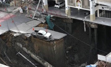 Огромна дупка се отвори на прометна улица во Бангкок