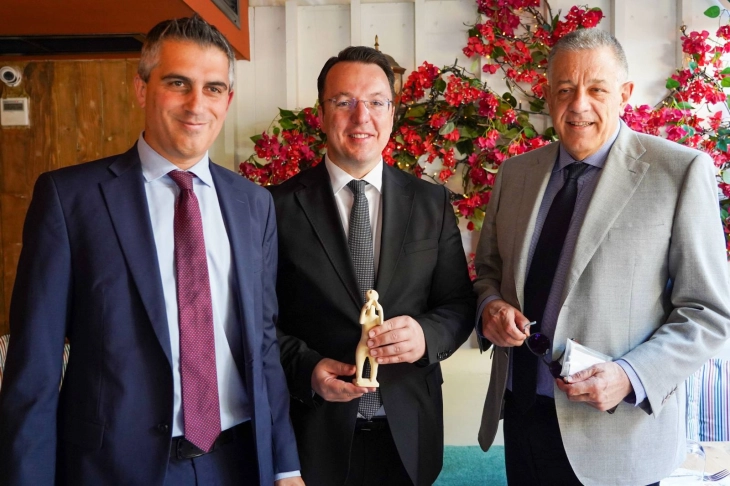 Takime të Nikolloskit me Dimas dhe Kiranakis, hapen çështjet për linjat hekurudhore midis dy vendeve dhe bashkëpunim më të madh në sektorin e aviacionit