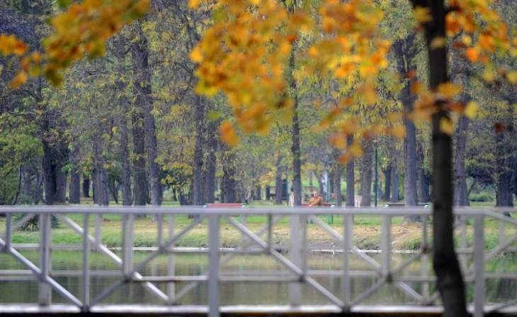 Mot i ndryshueshëm me vranësira, pasdite me reshje të shiut dhe bubullima