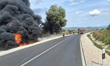 Цистерна се запали откако излетала од патот Гевгелија - Богданци, пожарот изгаснат, сообраќајот е во прекин