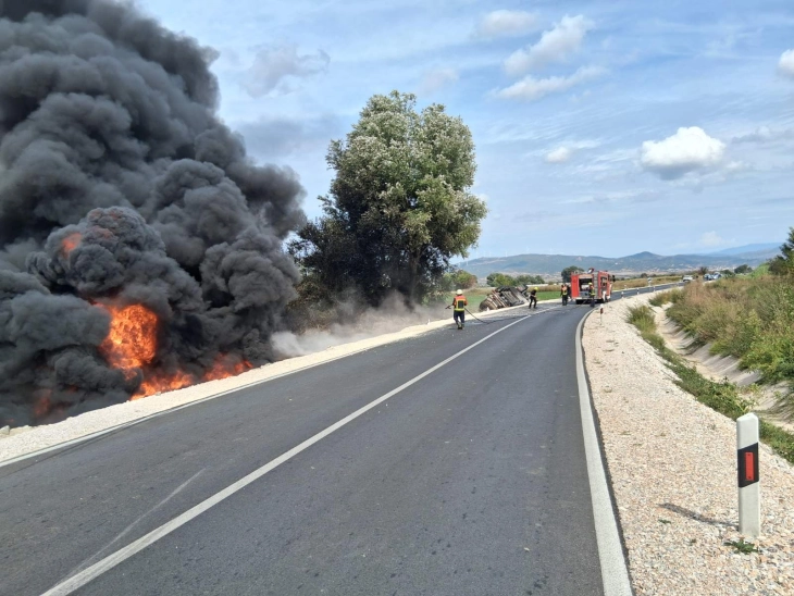 Një cisternë u djeg pasi që doli nga rruga Gjevgjeli - Bogdanci, zjarri është shuar, komunikacioni në ndërprerje