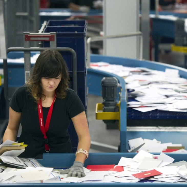 Поштарите во Канада стапија во масовен штрајк