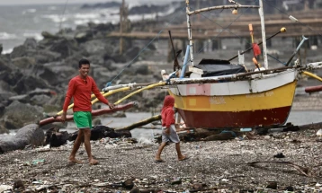 Тајфунот Буалој усмрти четири лица и расели илјадници на Филипините