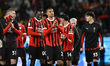 Milani mposht Napolin dhe ngjitet në krye të tabelës