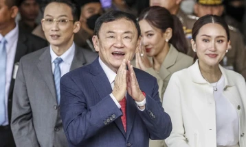 Ish-kryeministri tajlandez Shinavatra, i cili është arrestuar për korrupsion kërkon amnisti nga mbreti tajlandez