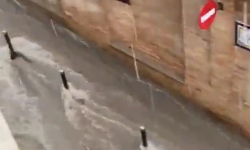 Поради невреме на истокот на Шпанија откажани летови и прекината настава во училиштата