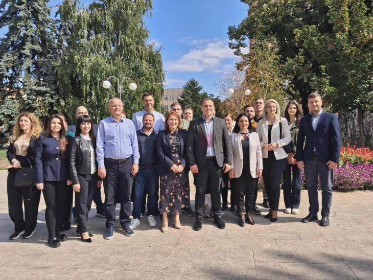 Носителот на листата на ВМРО-ДПМНЕ Куманово, Михајловски и кандидатите за советници ја почнуваат кампањата од врата до врата со граѓаните