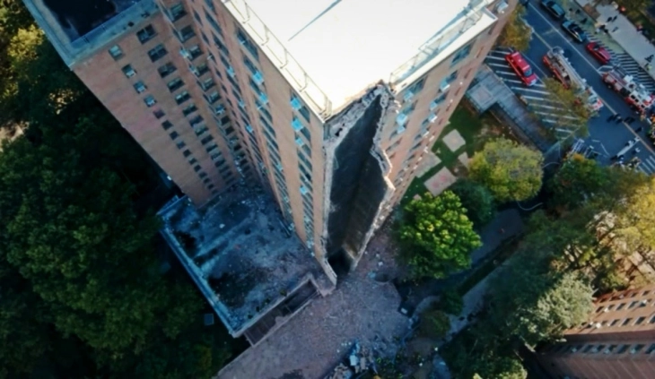 Се урна дел од облакодер во Њујорк, сомневањата се дека причина е експлозија од гас