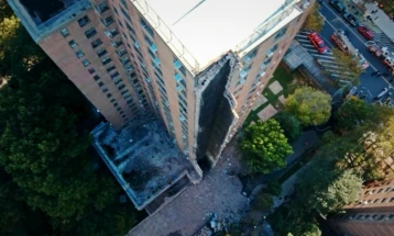 Се урна дел од облакодер во Њујорк, сомневањата се дека причина е експлозија од гас