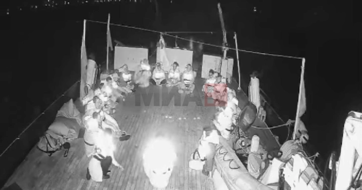 Flotilja për ndihmë në Gazë thotë se ushtria izraelite ilegalisht është ngjitur në anijen e saj