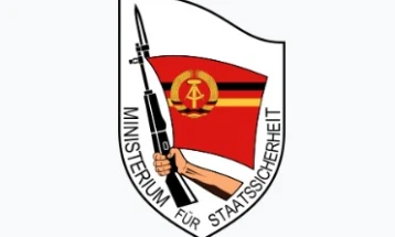 Триесет и пет години по обединувањето илјадници Германци се уште добиваат пристап до досиејата на Штази