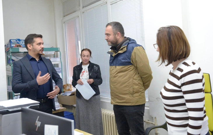 Тошковски во посета на Отсекот за оружје: Граѓаните да пријават доколку некој побара награда за службено дејствие кое е обврска да се изврши