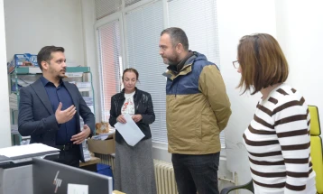 Тошковски во посета на Отсекот за оружје: Граѓаните да пријават доколку некој побара награда за службено дејствие кое е обврска да се изврши