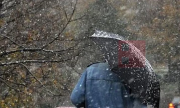 Mot i ftohtë dhe me shi, borë nëpër male