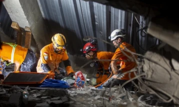 Продолжува спасувачката операција по уривањето на исламско училиште во Индонезија