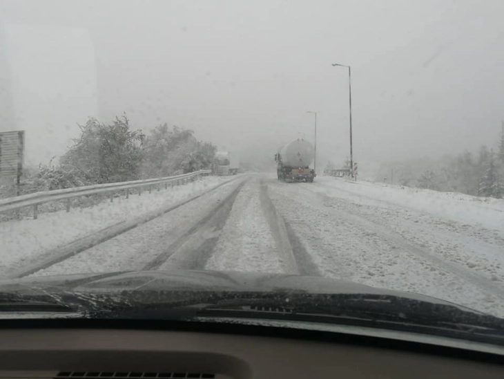 Поради врнежи од снег забрана за тешки товарни возила на патот  Дебар - Маврово