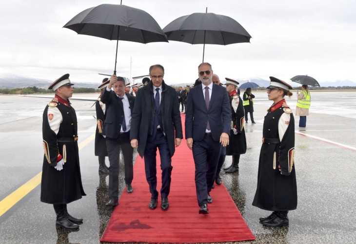 Српскиот премиер Мацут пречекан од вицепремиерот Стоилковиќ