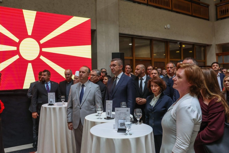 Siljanovska Davkova: Ribashkimi i popullit gjerman pas rënies së Murit të Berlinit është akt historik për gjithë Evropën