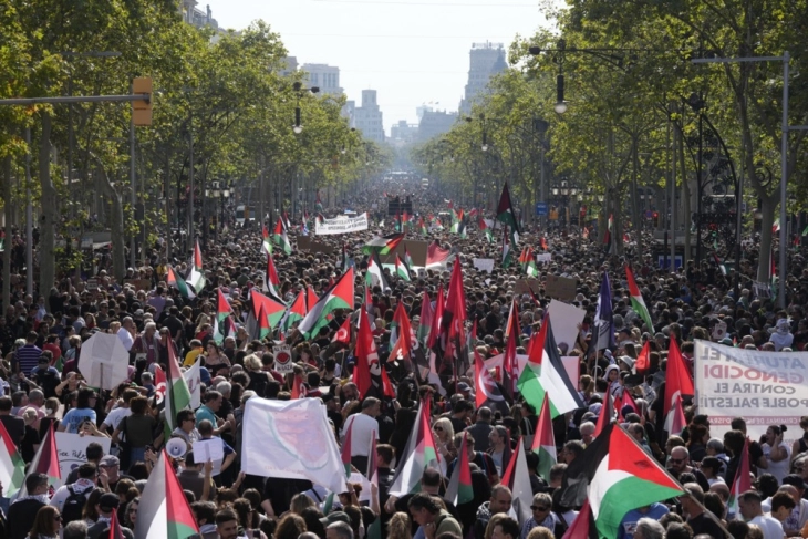 Околу 70.000 демонстранти во Барселона изразија поддршка за Палестинците и кренаа глас против војната во Газа