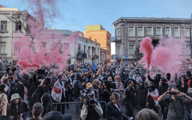 Демонстранти упаднаа во дворот на претседателската палата во Тбилиси на денот на локалните избори